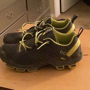 on cloud men's shoe size 9 just needs to be washed, I accept offers